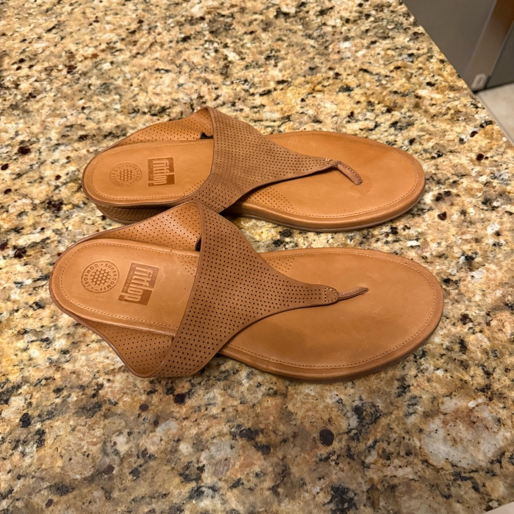 Fitflop Tan Thong Sandals with Leather Finish